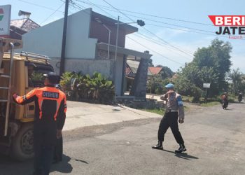 MENGAWASI: Petugas Dinas Perhubungan (Dishub) Kabupaten Pati memantau truk tambang yang melintas di Jalan Tayu-Puncel turut Kecamatan Dukuhseti, Kabupaten Pati, Selasa, 2 April 2024. (Dok. Dishub Jateng/Beritajateng.id)