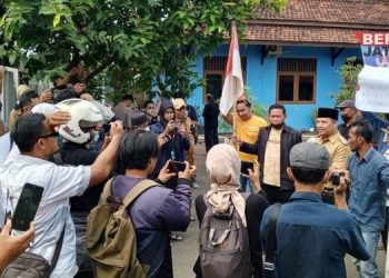 DEMO: Camat Dukuhseti, Kabupaten Pati, Agus Sunarko (berpeci hitam), menemui massa demo di depan Kantor Camat Dukuhseti, Senin, 1 April 2024. (Setyo Nugroho/Beritajateng.id)