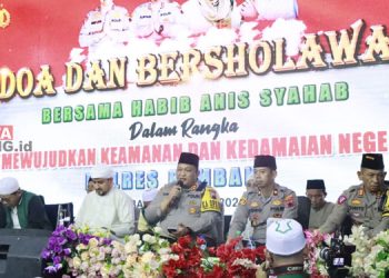Kegiatan doa bersama lintas agama dalam rangka mewujudkan keamanan dan kedamaian negeri yang digelar Polres Rembang berlangsung khidmat di halaman Dukuh Karanggeneng, Kelurahan Magersari, Rembang, Kamis malam, 25 April 2024. (Vicky Rio/Beritajateng.id)