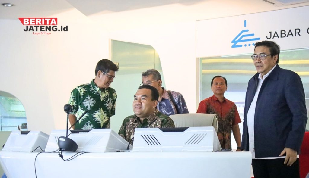STUDI TIRU: Bupati Blora, Arief Rohman, saat studi tiru di Diskominfo Pemprov Jabar. (Prokompim Blora/Beritajateng.id)