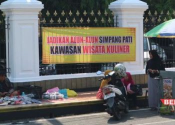 BERDAGANG: Pedagang kaki lima mangkal di kawasan Alun-Alun Pati serta memasang banner sebagai bentuk protes pada Senin, 27 Mei 2024. (Arif Febriyanto/Beritajateng.id)