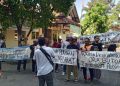 Dinilai Sarat Kepentingan, Pengisian Perades Wangunrejo Pati Ditolak Warga 10 AKSI DAMAI: Warga Desa Wangunrejo, Kecamatan Margorejo, Kabupaten Pati menyampaikan tuntutan di depan kantor Dispermades Kabupaten Pati, Senin, 27 Mei 2024. (Setyo Nugroho/Beritajateng.id)