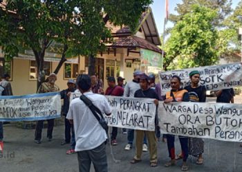 AKSI DAMAI: Warga Desa Wangunrejo, Kecamatan Margorejo, Kabupaten Pati menyampaikan tuntutan di depan kantor Dispermades Kabupaten Pati, Senin, 27 Mei 2024. (Setyo Nugroho/Beritajateng.id)