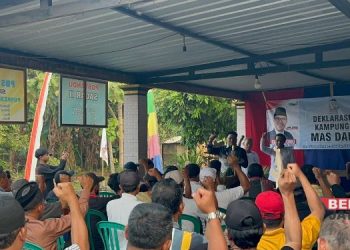 DEKLARASI: Warga Desa Gabugan, Kecamatan Tanon, Kabupaten Sragen mendeklarasikan dukungan untuk Sudaryono sebagai bakal calon gubernur Jawa Tengah pada Minggu, 26 Mei 2024. (Partai Gerindra/Beritajateng.id)