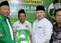 Ingin Satukan Nahdliyin, Agus Sunarko Daftar Calon Bupati Pati Lewat PKB-PPP 16 SIMBOLIS: Camat Dukuhseti, Agus Sunarko (kedua dari kanan), menyerahkan formulir pendaftaran bakal calon bupati kepada Desk Pilkada DPC PPP Pati, Jawa Tengah, Senin, 20 Mei 2024. (Nursatria/Beritajateng.id)