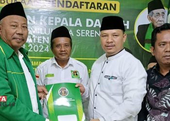 SIMBOLIS: Camat Dukuhseti, Agus Sunarko (kedua dari kanan), menyerahkan formulir pendaftaran bakal calon bupati kepada Desk Pilkada DPC PPP Pati, Jawa Tengah, Senin, 20 Mei 2024. (Nursatria/Beritajateng.id)