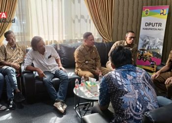 KAWAL WARGA: Camat Dukuhseti, Agus Sunarko (keempat dari kiri) bersama warga Dukuhseti perwakilan Komunitas Peduli Lingkungan (Kopilink) Sekar Arum dan Persatuan Masyarakat Dukuhseti (Pemandu), saat menagih janji perbaikan Jalan Tayu-Puncel di Kantor Pejabat Pembuat Komitmen (PPK) 3.2 Provinsi Jawa Tengah, Senin, 27 Mei 2024. (Nailin RA/Beritajateng.id)