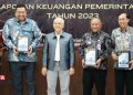 Joni Kurnianto Sebut Perbaikan Laporan Keuangan Daerah Harus Segera Diselesaikan 18 SIMBOLIS: Wakil Ketua I DPRD Pati, Joni Kurnianto (kedua dari kiri), saat menerima penghargaan WTP laporan keuangan daerah tahun 2023 di Kota Semarang, Tabu, 22 Mei 2024. (Humas DPRD Pati/Beritajateng.id)