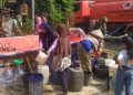 Ketua DPRD Pati Kritik Pemerintah Belum Bisa Beri Solusi Bencana Musim Kemarau 16 ANTRE: Sejumlah warga Desa Tambahagung, Kecamatan Tambakromo, Kabupaten Pati berbondong-bondong mengambil bantuan air bersih pada Jumat, 24 Mei 2024. (Pendim Pati/Beritajateng.id)