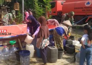 ANTRE: Sejumlah warga Desa Tambahagung, Kecamatan Tambakromo, Kabupaten Pati berbondong-bondong mengambil bantuan air bersih pada Jumat, 24 Mei 2024. (Pendim Pati/Beritajateng.id)
