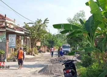 PERBAIKAN JALAN: Tampak material untuk perbaikan jalan di Desa/Kecamatan Winong, Kabupaten Pati yang dibiayai bantuan keuangan. (Arif Febriyanto/Beritajateng.id)