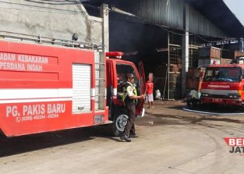 ILUSTRASI: Proses pemadaman kebakaran sebuah gudang di Desa Karangrejo Lor, Kecamatan Jakenan, Kabupaten Pati belum lama ini. (Arif Febriyanto/Beritajateng.id)