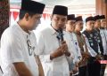 Gus Haiz Ingatkan Jamaah Haji Jepara Jaga Kesehatan dan Ikuti Aturan 18 Ketua Dewan Perwakilan Rakyat Daerah (DPRD) Kabupaten Jepara, Haizul Ma'arif (ketiga dari kiri), melepas keberangkatan jamaah haji, Jumat, 31 Mei 2024. (Tomi Budianto/Beritajateng.id)