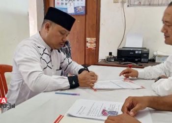 RESMI MENDAFTAR: Bakal Calon Bupati (Bacabup) Pati Agus Sunarko, S.STP., M.Si. menyerahkan dokumen pendaftarannya ke Dewan Pimpinan Cabang (DPC) Partai Gerindra Kabupaten Pati, Jawa Tengah, Selasa , 21 Mei 2024. (Setyo Nugroho/Beritajateng.id)