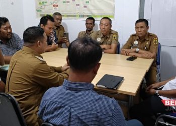 DISKUSI: Warga Dukuhseti, Kabupaten Pati saat mempertanyakan rencana perbaikan Jalan Tayu-Puncel di kantor DPUTR Pati pada Senin, 27 Mei 2024. (Nailin RA/Beritajateng.id)