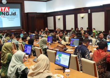 STUDI BANDING: Delegasi Organisasi Perangkat Daerah (OPD) Pemerintah Kabupaten (Pemkab) Blora studi tiru pengelolaan media sosial dan kehumasan di ruang Papandayan Sekretariat Daerah Provinsi Jawa Barat pada Rabu, 8 Mei 2024. (Prokompim Blora/Beritajateng.id)