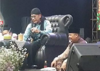 BERKUMPUL: Ribuan jamaah tumpah ruah memadati lapangan Desa Ngagel, Kecamatan Dukuhseti Pati dalam menyambut Haul Mbah Surgi Suro Wencono, Selasa 7 Mei 2024. (Nailin RA/Beritajateng.id)