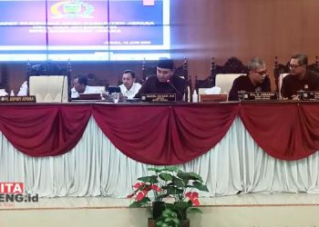 RAPAT PARIPURNA: Ketua DPRD Jepara, Haizul Ma’arif, memimpin rapat paripurna terkait usulan penggunaan hak interpelasi pencabutan izin PT Bank Jepara Artha (BJA) di ruang rapat paripurna DPRD Jepara pada Rabu, 12 Juni 2024. (Tomi Budianto/Beritajateng.id)