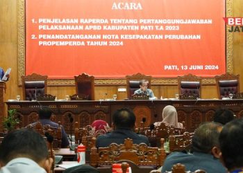 RAPAT PARIPURNA: Rapat DPRD Pati bersama dengan Penjabat Bupati Pati terkait pertanggungjawaban pelaksanaan APBD 2023 dan penyampaian rencana perubahan propemperda di ruang rapat paripurna DPRD Pati, Kamis, 13 Juni 2024. (Arif Febriyanto/Lingkarjateng.id)