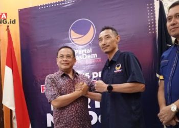 BERI DUKUNGAN: Bakal calon bupati Pati, Sudewo (tengah), mendatangi Dewan Pimpinan Cabang (DPC) Partai NasDem, Selasa, 3 Mei 2024. (Setyo Nugroho/Beritajateng.id)