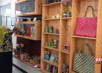 Kabid Pemberdayaan Usaha Mikro Disdagkop dan UKM Kendal, Lytria Wandwiati, menunjukkan produk-produk UMKM Kendal yang dipamerkan di Kantor Disdag Kendal. (Arvian Maulana/Beritajateng.id)