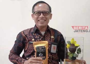 Kepala Disdag Kendal, Toni Ari Wibowo membawa dua produk umkm di Kendal. (Arvian Maulana/Beritajateng.id)