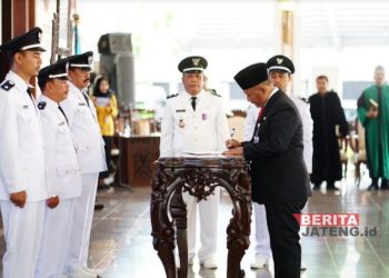 PELANTIKAN: 385 Kades di Kabupaten Pati menerima surat keputusan (SK) perpanjangan masa jabatan dari Pj Bupati di pendopo kabupaten beberapa hari yang lalu. (Arif Febriyanto/Beritajateng.id)