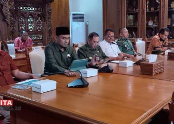 DISKUSI: Ketua Dewan Perwakilan Rakyat Daerah (DPRD) Kabupaten Jepara, Haizul Ma'arif (kedua dari kiri), saat menhadiri Forum Group Discussion (FGD) Forkopimda bersama tokoh agama di Ruang Command Center Setda Jepara, Selasa, 11 Juni 2024. (Tomi Budianto/Beritajateng.id)