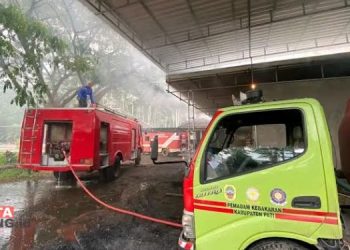 ILUSTRASI: Tim Damkar Pati Unit Juwana saat melakukan pemadaman api belum lama ini. (Damkar Pati/Beritajateng.id)