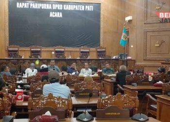 AUDIENSI: Puluhan warga Kecamatan Batangan mengadu ke DPRD Pati terkait penataan Instalasi Pengolahan Air Limbah (IPAL) milik PT Hwaseung Indonesia (HWI), pada Kamis, 6 Juni 2024. (Arif Febriyanto/Beritajateng.id)