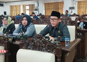RAPAT: Fraksi PPP DPRD Jepara menyampaikan pandangan umum fraksi terkait usulan hak interpelasi masalah Bank Jepara Artha dalam rapat paripurna pada Rabu, 12 Juni 2024. (Tomi Budianto/Beritajateng.id)