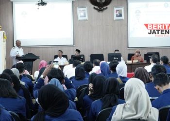 Mahasiswa Kuliah Kerja Nyata (KKN) Institut Pertanian Bogor (IPB) mendengarkan pidato sambutan Penjabat (Pj) Bupati Pati Henggar Budi Anggoro, Rabu pagi 26 Juni 2024. (Humas Pemkab Pati/Beritajateng.id)