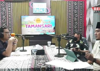 DIALOG: Ketua Dewan Perwakilan Rakyat Daerah (DPRD) Kabupaten Jepara, Haizul Ma'arif (kiri), dalam dialog interaktif Tamansari Menyapa di Radio Kartini dengan tema “Menggali Potensi PAD dari Sektor Pariwisata” pada Kamis, 6 Juni 2024. (Tomi Budianto/Lingkarjateng.id)