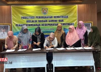 SIMBOLIS: Pelaku UMKM Kendal menandatangani kerja sama kemitraan di Aula DPMPTSP Kendal, Kamis, 13 Juni 2024. (Arvian Maulana/Beritajateng.id)