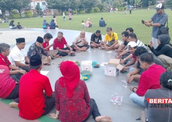 DUKUNGAN TERUS MENGALIR: Balon Bupati Pati Agus Sunarko (berbatik hitam) menggelar tasyakuran usai mendapat dukungan dari Komunitas Semar Pendem dan 11 PAC PDIP di Alun-alun Simpang Lima, Pati, Jawa Tengah, Sabtu, 6 Juli 2024. (Arif Febriyanto/Beritajateng.id)
