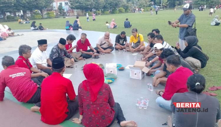 DUKUNGAN TERUS MENGALIR: Balon Bupati Pati Agus Sunarko (berbatik hitam) menggelar tasyakuran usai mendapat dukungan dari Komunitas Semar Pendem dan 11 PAC PDIP di Alun-alun Simpang Lima, Pati, Jawa Tengah, Sabtu, 6 Juli 2024. (Arif Febriyanto/Beritajateng.id)