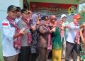 DPRD Jepara Siap Dukung Anggaran Pembangunan Program TMMD 18 BERPOSE: Ketua Dewan Perwakilan Rakyat Daerah (DPRD) Kabupaten Jepara, Haizul Ma'arif (paling kiri), saat menghadiri pembukaan kegiatan TMMD Tahap III di Desa Suwawal Timur, Kecamatan Pakisaji, Kabupaten Jepara, Rabu, 24 Juli 2024. (Tomi Budianto/Beritajateng.id)