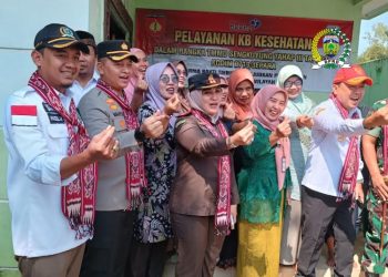 BERPOSE: Ketua Dewan Perwakilan Rakyat Daerah (DPRD) Kabupaten Jepara, Haizul Ma'arif (paling kiri), saat menghadiri pembukaan kegiatan TMMD Tahap III di Desa Suwawal Timur, Kecamatan Pakisaji, Kabupaten Jepara, Rabu, 24 Juli 2024. (Tomi Budianto/Beritajateng.id)