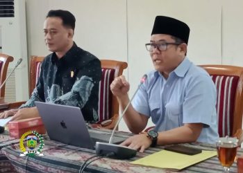 RAPAT: DPRD Jepara melalui Pansus Hak Interpelasi Pencabutan Izin PT BPR Bank Jepara Artha (BJA) menggelar rapat mengurai masalah kredit macet BJA. (Tomi Budianto/Beritajateng.id)