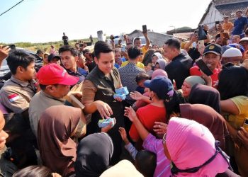 Bakal Calon Wali Kota Semarang, Dico M. Ganinduto dikerubuni warga saat blusukan di Semarang pada Sabtu, 20 Juli 2024. (Unggul Priambodo/Beritajateng.id)