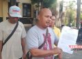 Germap Ancam Lapor Polisi Jika Pemkab Pati Abaikan Somasi Pengosongan Karaoke di Lahan PT KAI 17 LAYANGKAN SOMASI: Ketua Gerakan masyarakat anti pungli (Germap), Cahaya Basuki alias Yayak (tengah) Gundul saat bersurat ke Kapolresta Pati terkait somasi pengosongan karaoke di lahan PT KAI, Jumat, 12 Juli 2024. (Arif Febriyanto/Beritajateng.id)