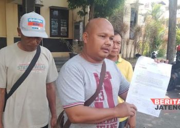 LAYANGKAN SOMASI: Ketua Gerakan masyarakat anti pungli (Germap), Cahaya Basuki alias Yayak (tengah) Gundul saat bersurat ke Kapolresta Pati terkait somasi pengosongan karaoke di lahan PT KAI, Jumat, 12 Juli 2024. (Arif Febriyanto/Beritajateng.id)