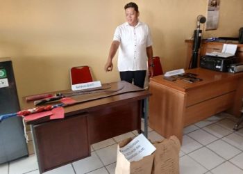 Jangan Ditiru! Geng di Pati Rekrut Anggota dengan Duel Sajam Malah Berujung Maut 3 Petugas Polresta Pati menunjukkan barang bukti duel geng pemuda yang menewaskan seorang siswa, Selasa, 30 Juli 2024. (Setyo Nugroho/Beritajateng.id)