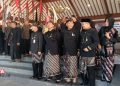 Kirab Napak Tilas Ki Ageng Penjawi Jilid II Tumbuhkan Gairah Masyarakat Belajar Sejarah Pati 16 UPACARA: Penasehat Yayasan Maqam Ki Ageng Penjawi, Agus Sunarko, S.STP., M.SI. (depan kanan) didampingi istri tercinta, Irma Indrasari (baris kedua kanan) saat mengikuti apel Kirab Napak Tilas Ki Ageng Penjawi Kebangkitan Pati Jilid II saat upacara di Pendopo Kabupaten Pati. (Nailin RA/Beritajateng.id)