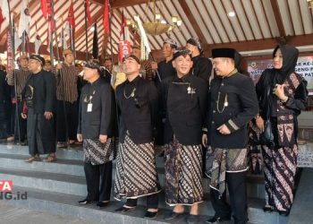 UPACARA: Penasehat Yayasan Maqam Ki Ageng Penjawi, Agus Sunarko, S.STP., M.SI. (depan kanan) didampingi istri tercinta, Irma Indrasari (baris kedua kanan) saat mengikuti apel Kirab Napak Tilas Ki Ageng Penjawi Kebangkitan Pati Jilid II saat upacara di Pendopo Kabupaten Pati. (Nailin RA/Beritajateng.id)