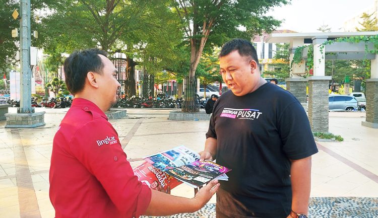 Lingkar Media Group Bersama Alfamart Bagian Koran Gratis dan Leaflet di Alun-alun Rembang 1 Lingkar Media Group Bersama Alfamart Bagian Koran Gratis dan Leaflet di Alun-alun Rembang