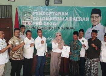 Gencar Cari Dukungan, Mirna-Riki Kembalikan Formulir ke DPC PKB Kendal