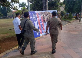 Satpol PP Jepara Bongkar Baliho Politik yang Provokatif