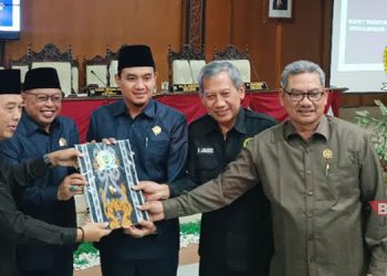 Pimpinan DPRD Jepara menerima draft rancangan KUA PPAS Tahun Anggaran 2025 dari Pj Bupati Jepara Edy Supriyanta. Kegiatan ini berlangsung di Ruang Rapat Paripurna DPRD Jepara, Senin, 15 Juli 2024. (Tomi Budianto/Beritajateng.id)