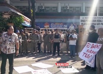 Massa Demo DPMPTSP Pati terkait  Tempat Karaoke Tanpa IMB di Kompleks Desa Puri